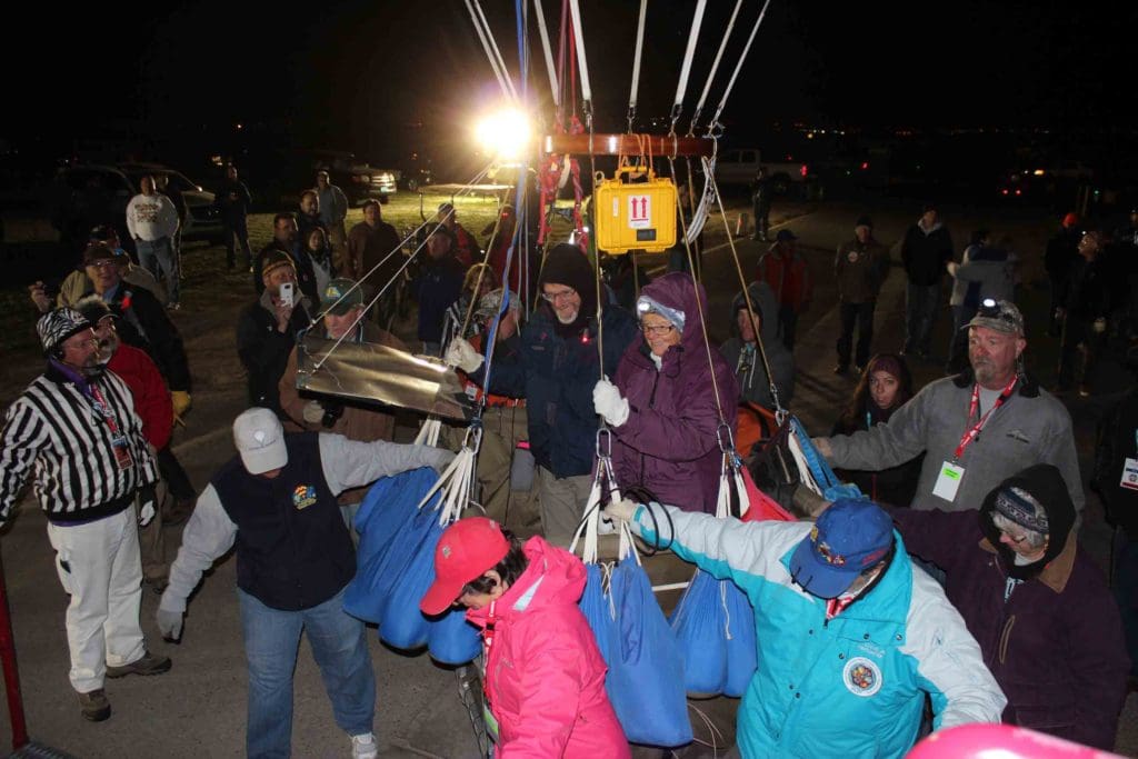  Barbara Fricke and Peter Cuneo's crew walk their balloon to the launch platform.The couple won the race for the fourth time. 